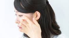 person putting in contacts