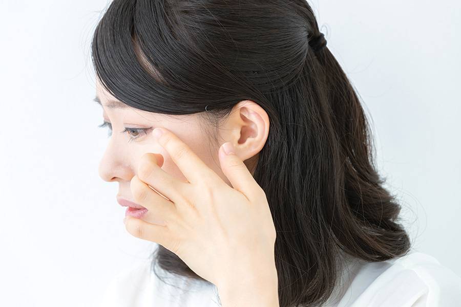 person putting in contacts